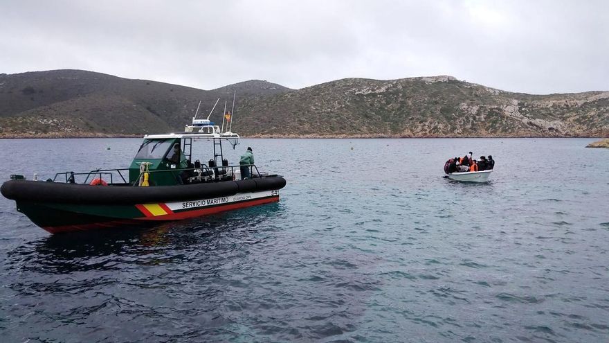 Detenidos los 16 ocupantes de una patera por no impedir la doble violación de una menor durante el viaje a Formentera