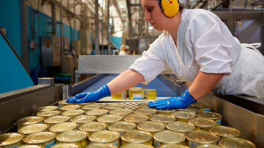 Una trabajadora en la factoría de Ignacio González Montes en Ribeira.