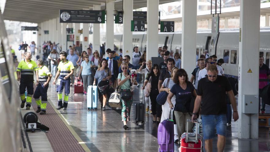 Viajeros alicantinos denuncian la falta de trenes para venir desde València los domingos por la mañana