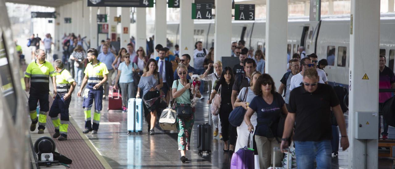 Pasajeros bajando de un tren en la estación de Alicante