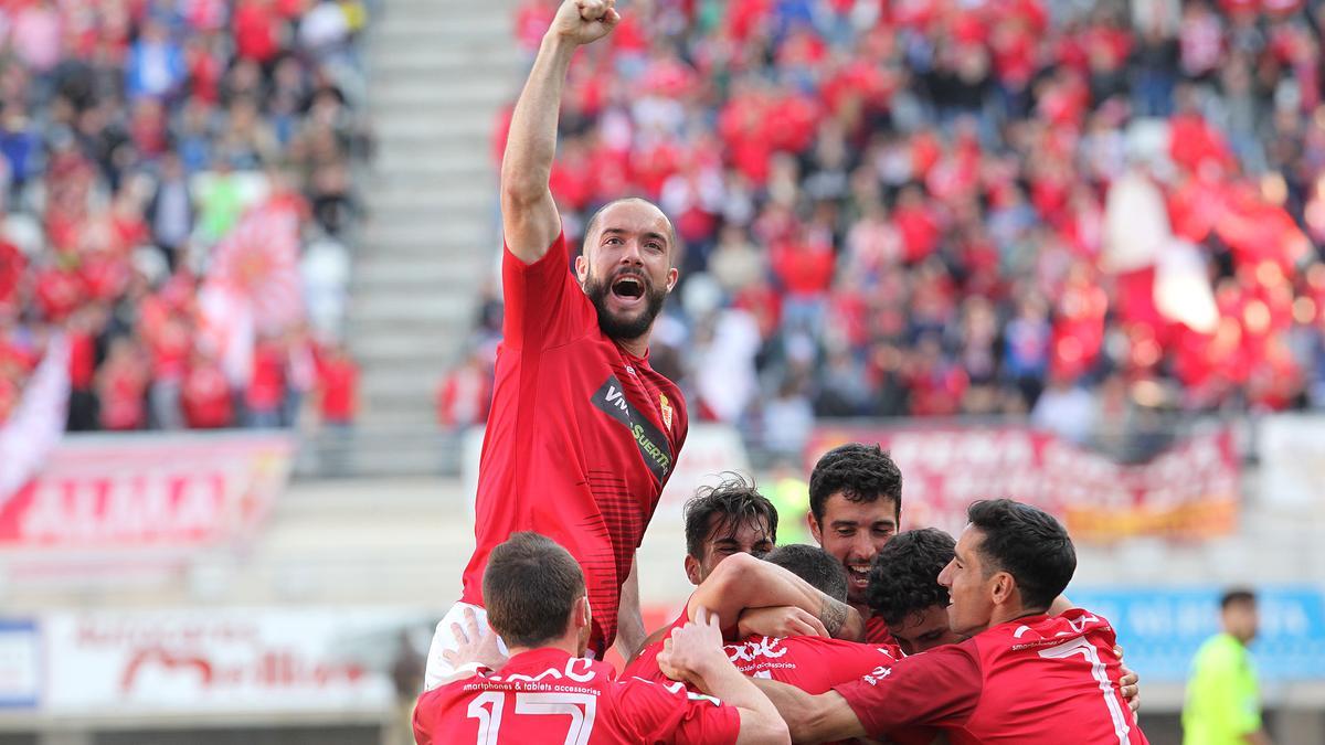 El central Román Golobart celebrando un gol del Real Murcia en la temporada 2016-2017.