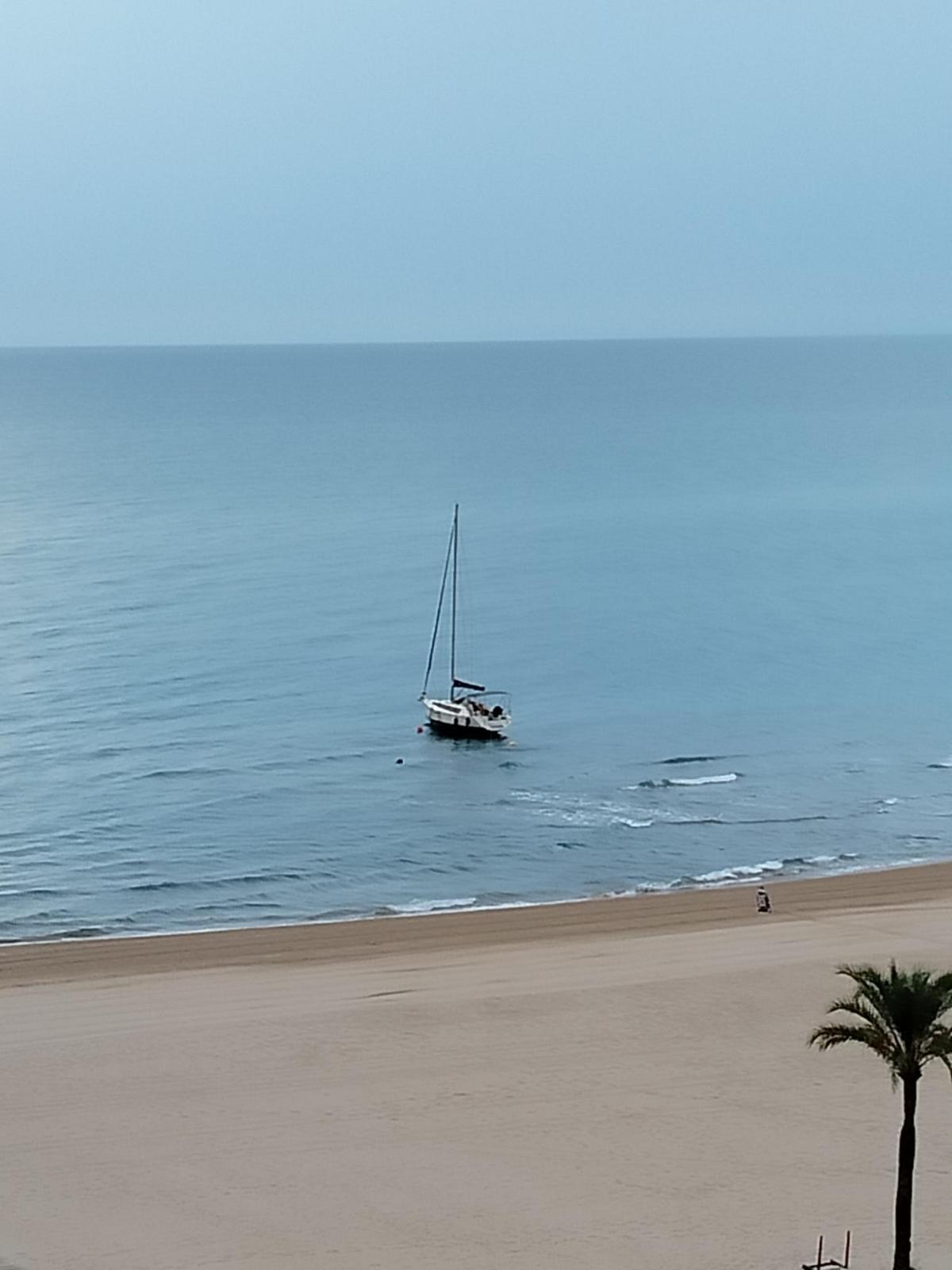 Un velero encalla en la playa Nord.