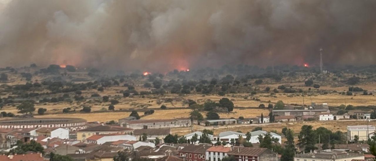 Así se ve el incendio de Trujillo desde el pueblo