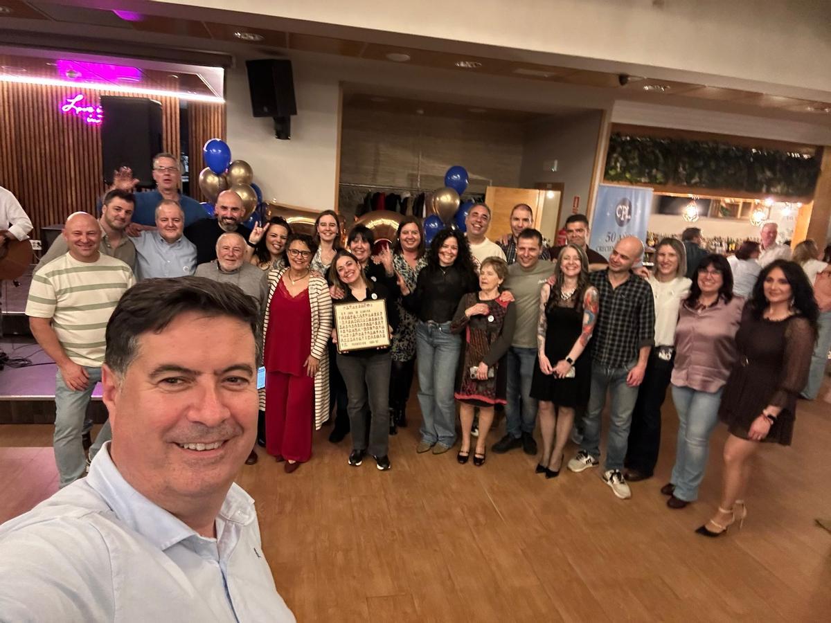 Selfi de Silverio Argüelles, con el grupo de la generación de su esposa en el colegio.
