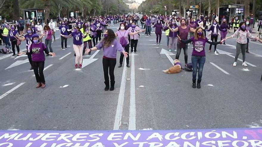 Baile feminista por el 8M en el Paseo del Parque de Málaga.