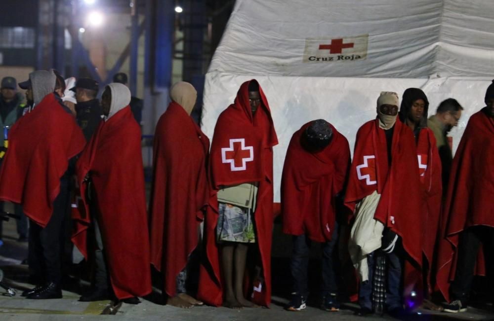 Desembarco en el Puerto de Málaga de los inmigrantes rescatados en una patera.