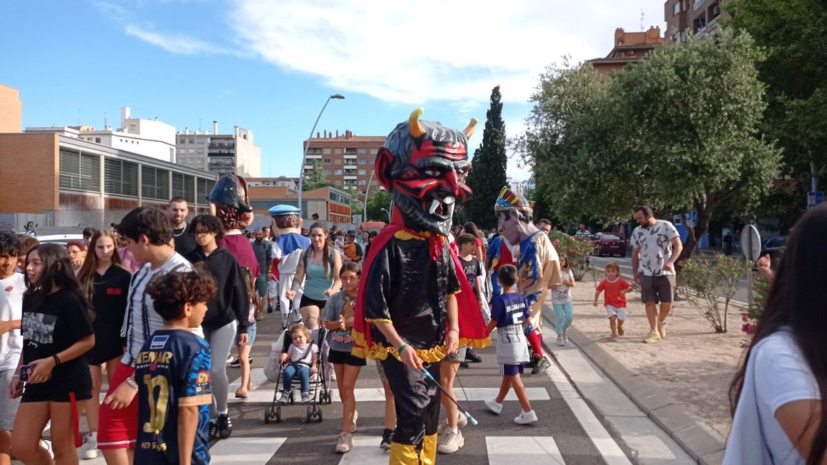 Los Cabezudos La Antigua Química recorren las calles los días entre semana a partir de las 18.00 horas.