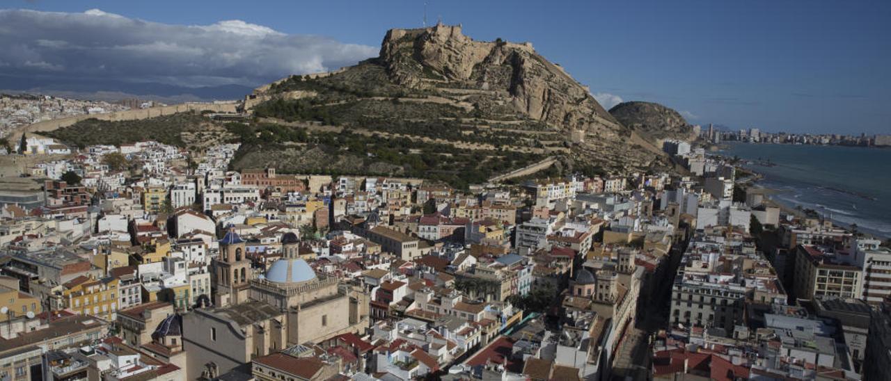 El Castillo de Santa Bárbara sobresale en el perfil de la ciudad y el Ayuntamiento pretende ahora que mejore su imagen con una falda más verde por medios sostenibles.