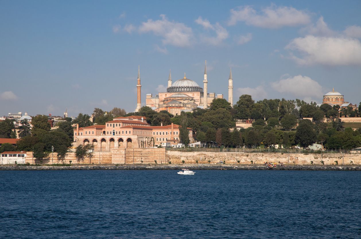 Estambul con la muralla en primer plano