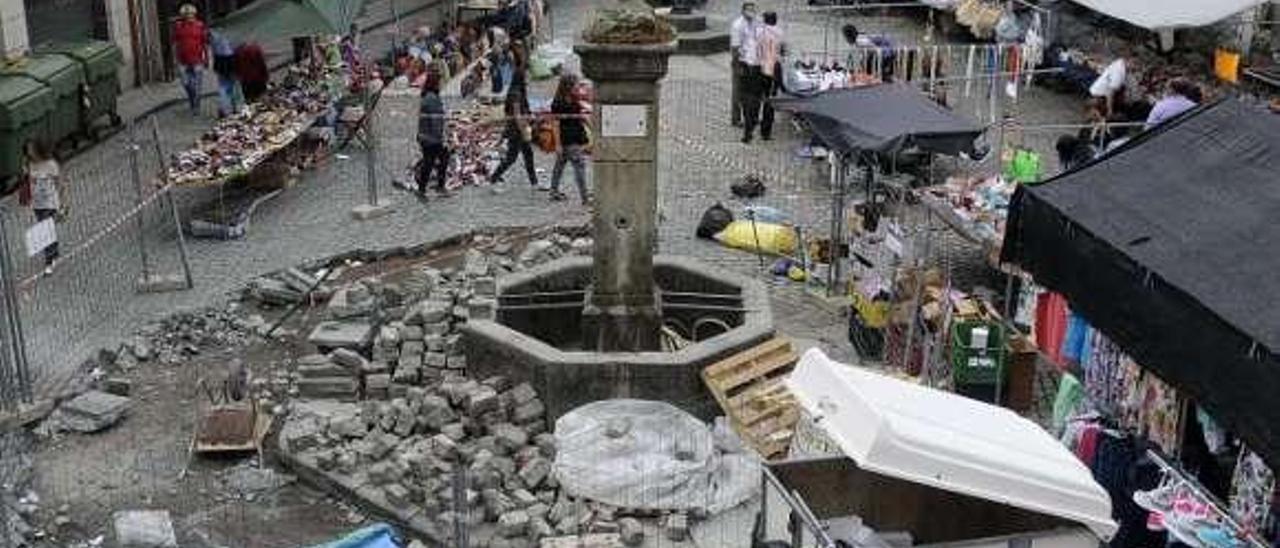 La fuente de O Castro en obras, rodeada por el mercado.