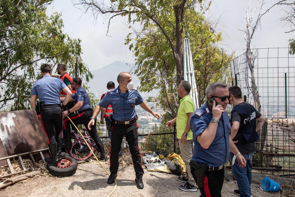 Palermo (Italy), 25/07/2023.- Rescue operations amid a wildfire in Palermo, Sicily, southern Italy, 25 July 2023. Wildfires have swept across Sicily amid Italy’s latest heatwave and Palermo airport was briefly closed to traffic in the morning of 25 July. (incendio forestal, Italia) EFE/EPA/Francesco Militello Mirto