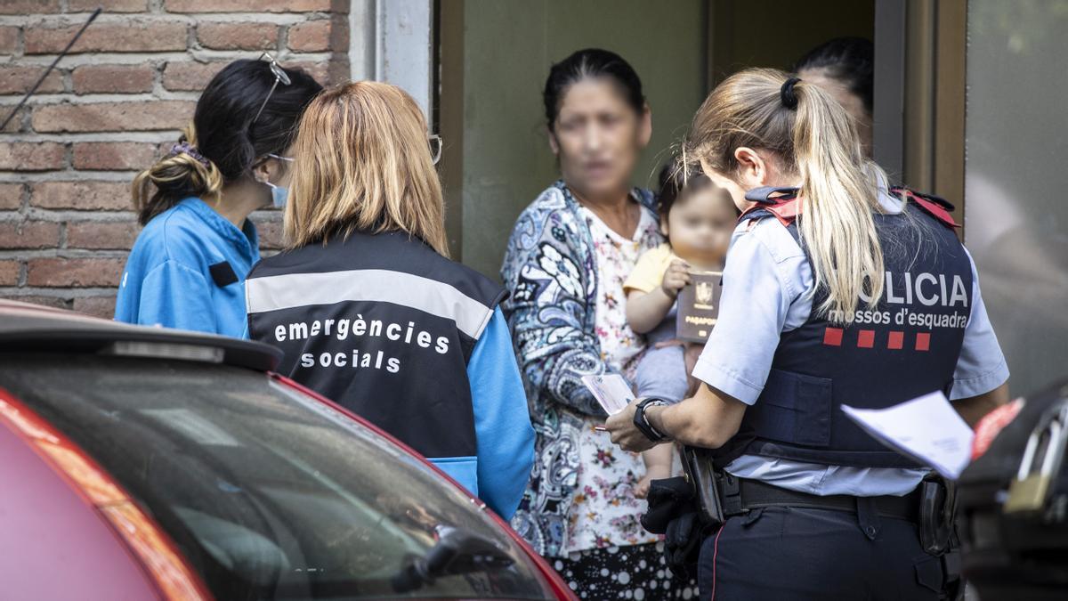 Técnicas del Servei d’Emergències asisten a una familia con niños durante el desalojo del local ocupado en el que viven en el barrio del Besós.