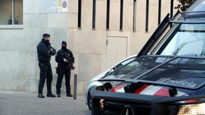 Els Mossos protegint ledifici dels Jutjats de Girona