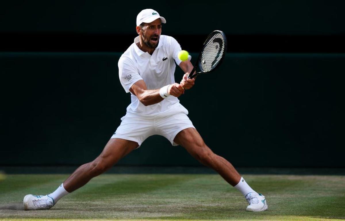 Novak Djokovic golpea la pelota en su partido de semifinales de Wimbledon ante Jannik Sinner.
