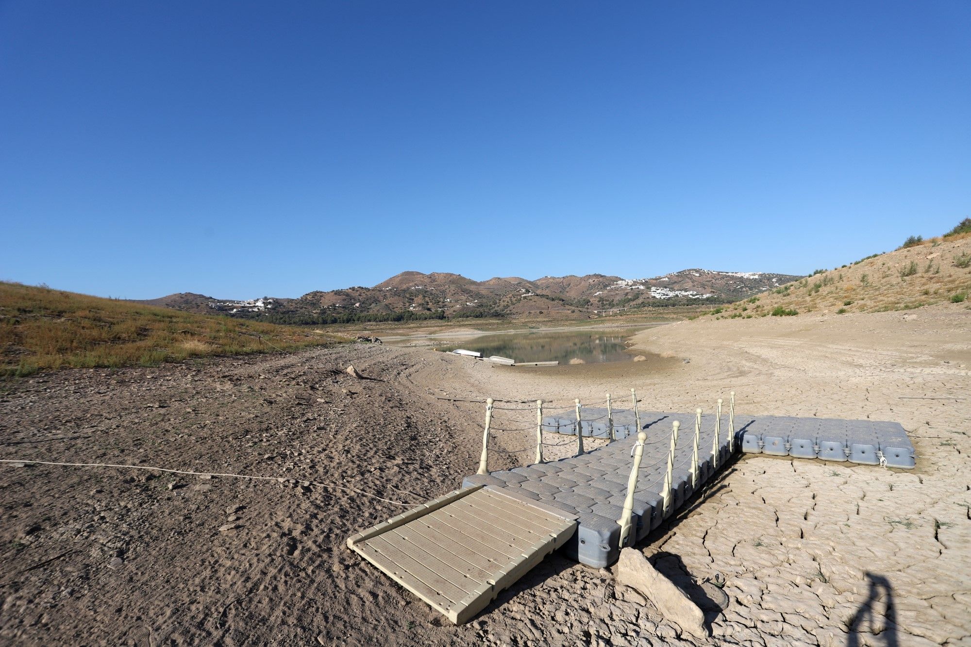 La crítica situación del embalse de la Viñuela, en imágenes