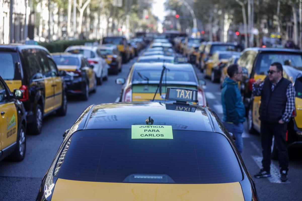 Marcha lenta de taxistas en Barcelona por la muerte de un compañero