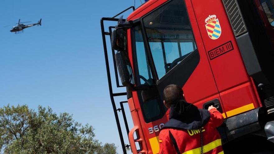 Efectivos aéreos y terrestres luchan por controlar el fuego.