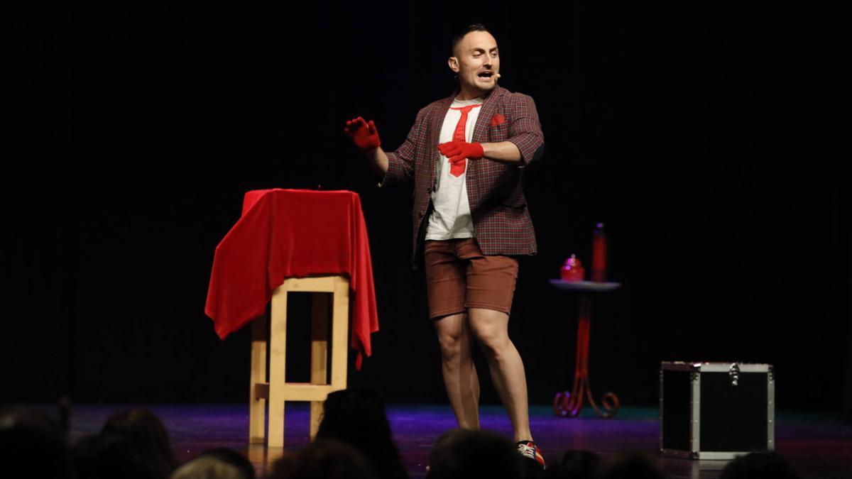 Un instante de una de las actuaciones de magia en el festival del año pasado.