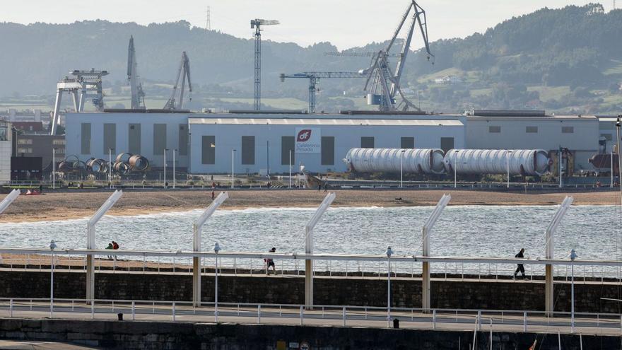 Vista del Tallerón de Duro Felguera dende la playa de Poniente de Xixón. | JUAN PLAZA