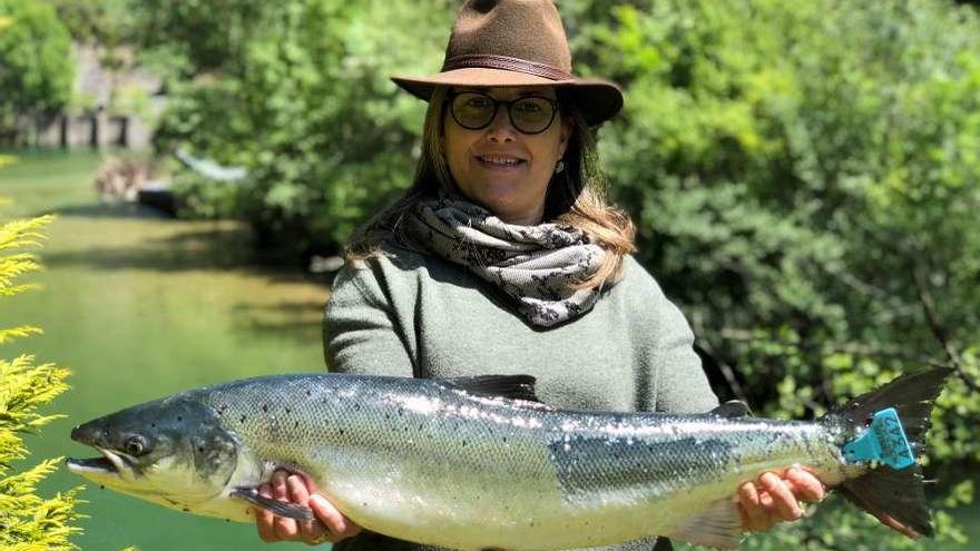 Dori Francisco Álvarez, con su ejemplar de 4,600 kilogramos, el único de ayer, pescado en el río Deva.