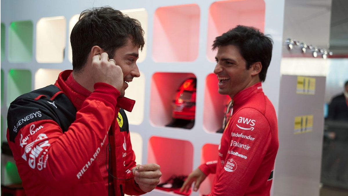 Sainz y Leclerc, en el box de Ferrari