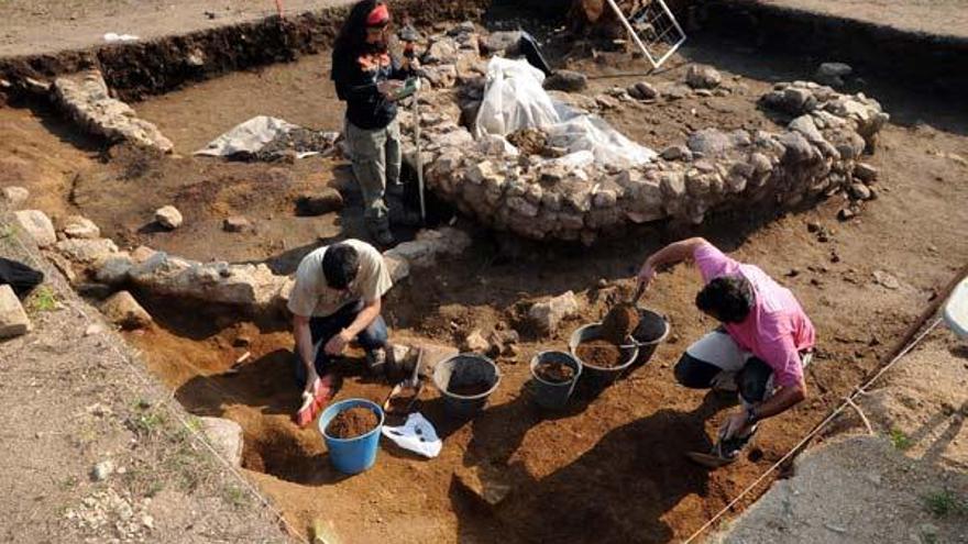 Operarios y técnicos extraen tierra y piedras.  // Iñaki Abella