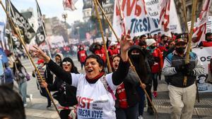 Ciudadanos participan en una manifestación convocada por organizaciones sociales y de izquierda en la ciudad de Buenos Aires.