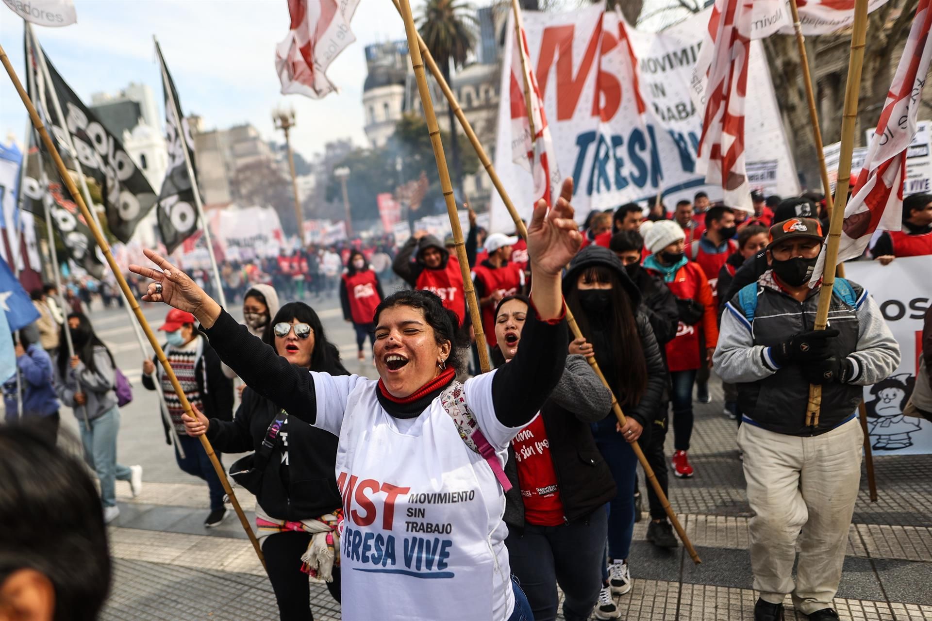 Ciudadanos participan en una manifestación convocada por organizaciones sociales y de izquierda en la ciudad de Buenos Aires.