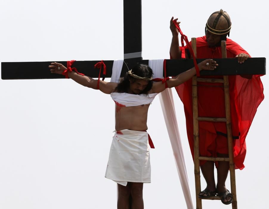Un ciudadano filipino se  crucificó hoy por trigésimo año consecutivo en la localidad de San Pedro  Cutud, al norte de Manila, para revivir la Pasión de Cristo tal y como  aparece en la tradición cristiana.
