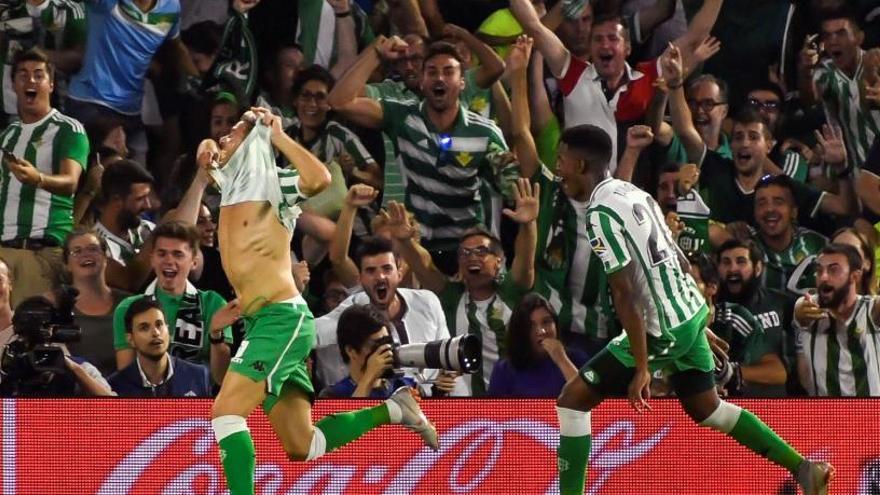 Joaquín da la victoria por la mínima al Betis ante un Sevilla en inferioridad