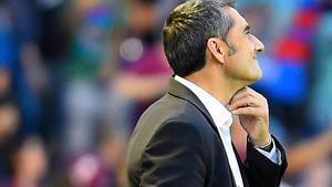 Ernesto Valverde, preocupado, durante el Levante-Barça.