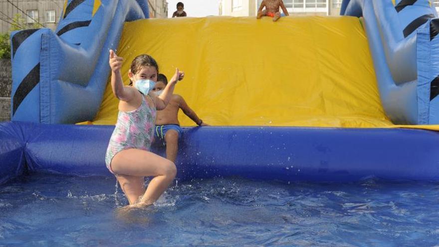 Niños, ayer, disfrutando de la Festa da Auga.   | // BERNABÉ / JAVIER LALÍN