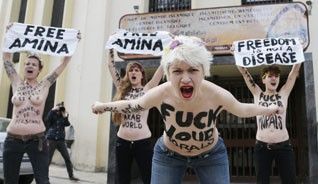 Activistas del grupo feminista Femen gritan consignas durante una protesta a favor de las mujeres árabes