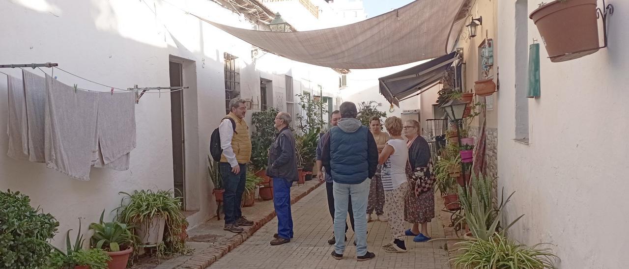Un grupo de vecinos, en la mañana de ayer, delante de la vivienda del Pasaje del Rosario cuyo inquilino, que fue desahuciado por el juzgado, la abandonó el día anterior.