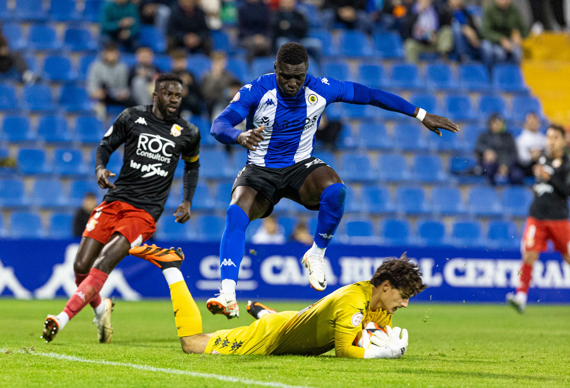 Samu Vázquez da los tres puntos al Hércules