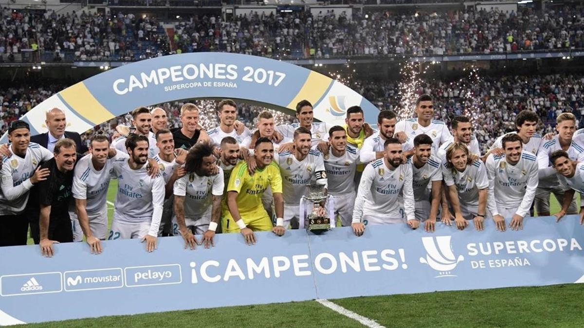 Los jugadores del Madrid festejan su triunfo en la Supercopa sobre el Barcelona