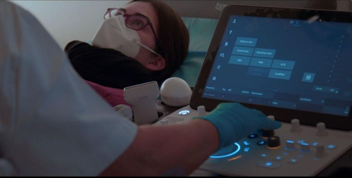 Una mujer, en una consulta de fertilidad en otro fotograma del documental. | L. O.