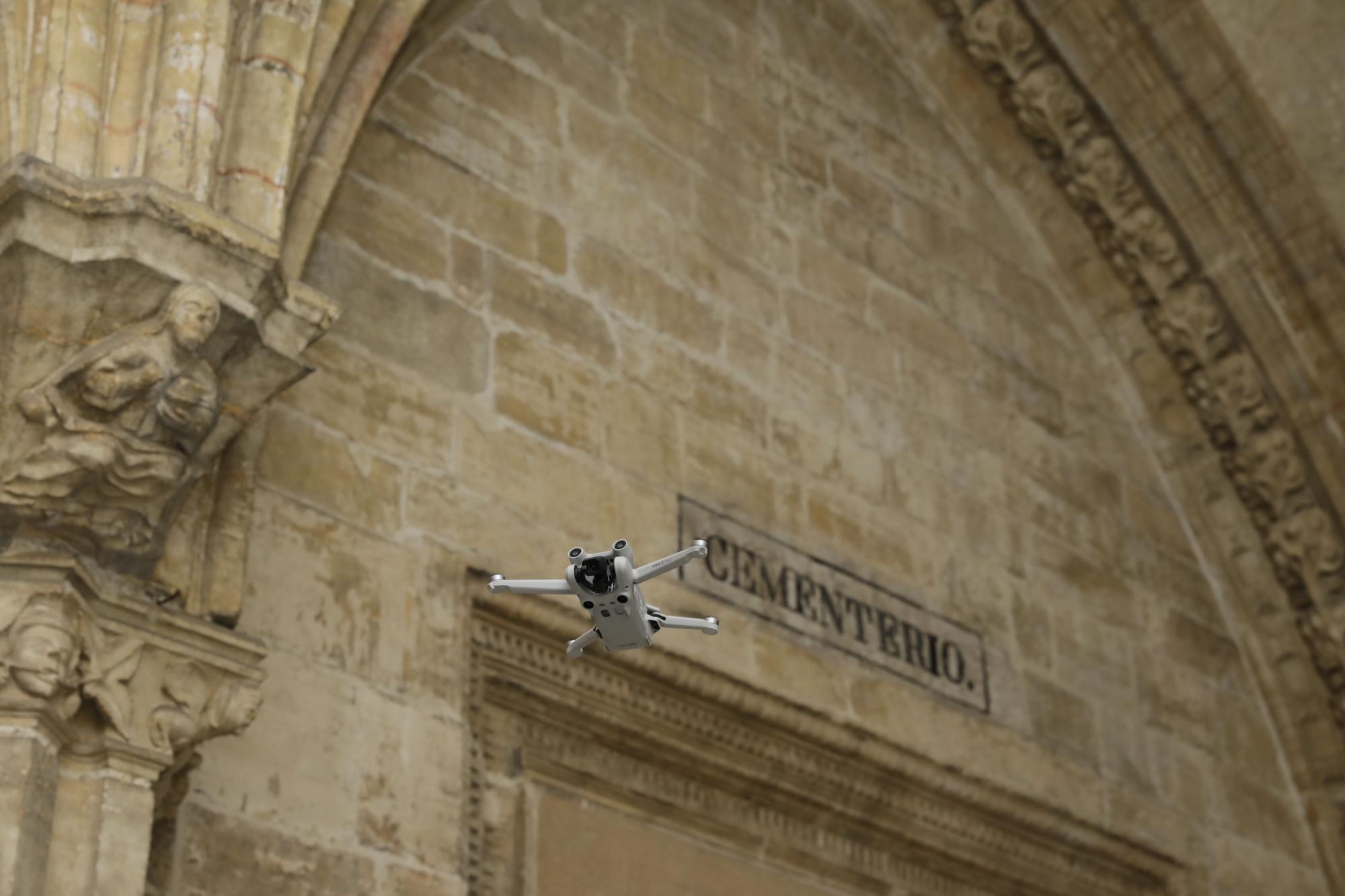 Drones volando en la Catedral de Oviedo: Iñaki Terán graba vídeos inéditos en el templo