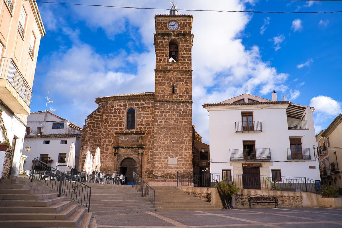 El pueblo secreto de las cascadas donde se esconde Rozalén: un paraíso natural en España con pozas gratis para huir del calor 4 Iglesia de Letur, en Albacete.