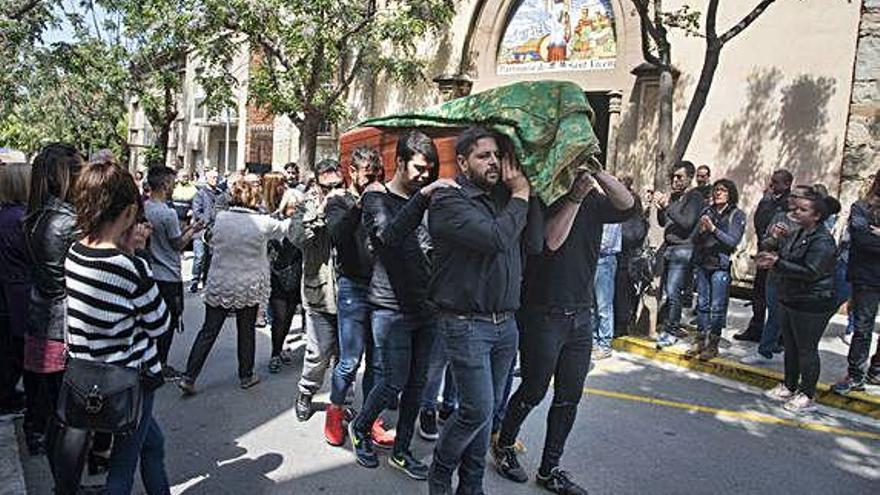 Moment de la sortida del fèretre de l&#039;església de Sant Vicenç