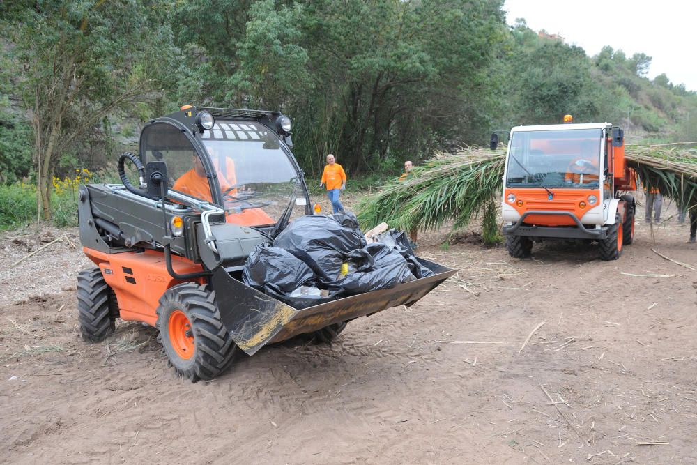 Neteja de la vora del riu Cardener a càrrec dels membres i voluntaris del projecte Invulnerables