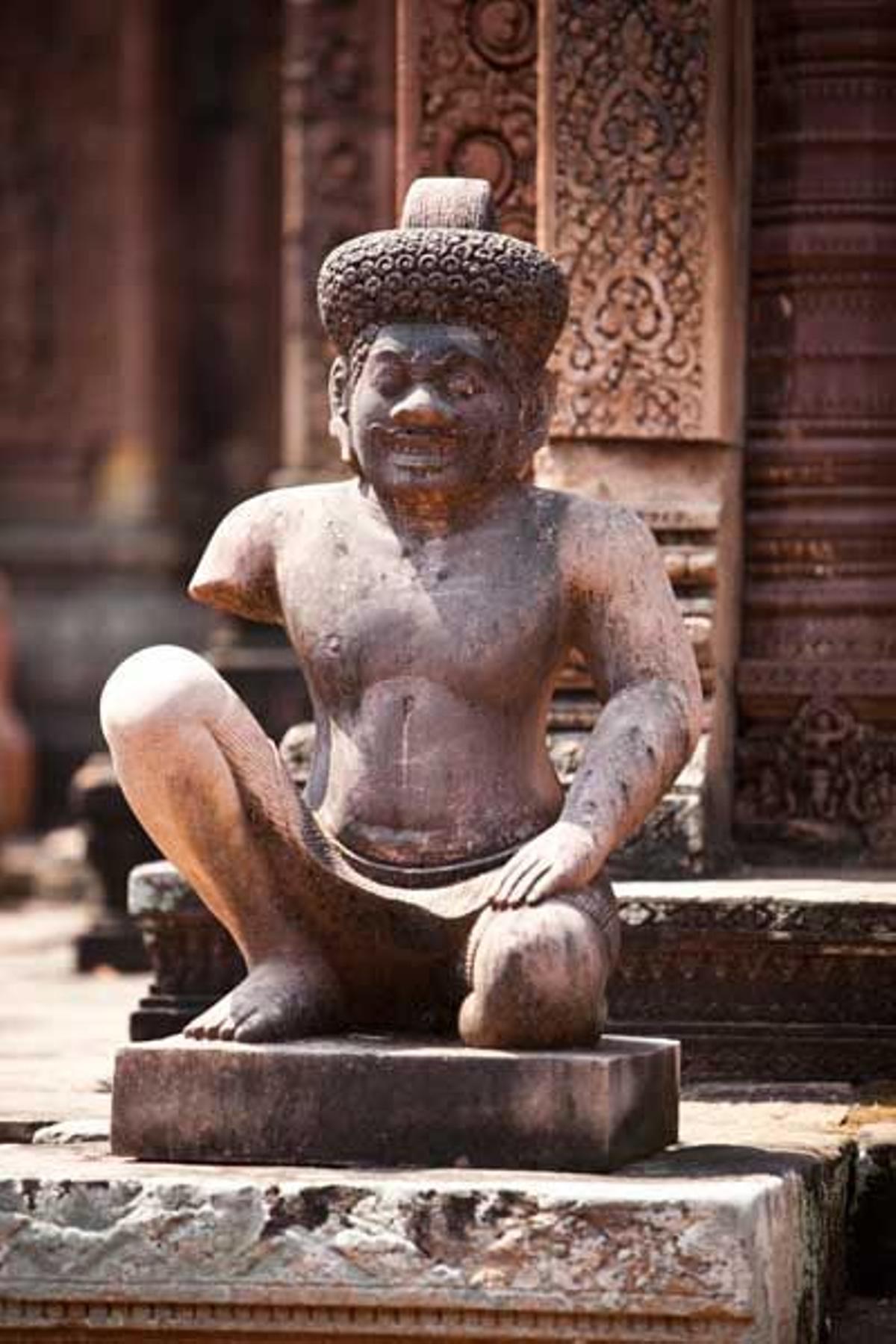 Una de las estatuas que adornan el templo hindú Banteay Srei.