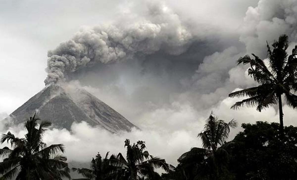 Fotografia del volcà Mont Merapi en erupció feta des de Cangkringan (Indonèsia). El volcà més volàtil d’Indonèsia va tenir la seva erupció més potent fa una setmana i va llançar núvols ardents de milers de gasos i pedres a l’aire.