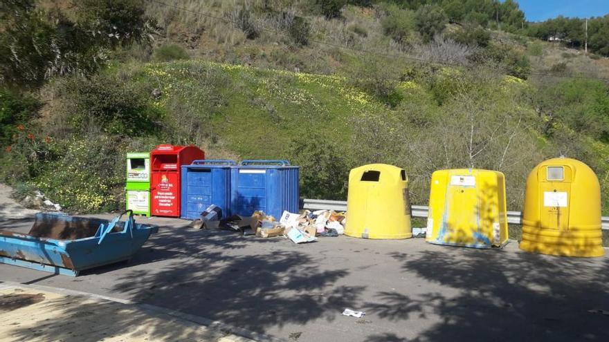 Contenedores situados en el entorno urbano del término axárquico de Totalán, en la zona más occidental de esta comarca malagueña.