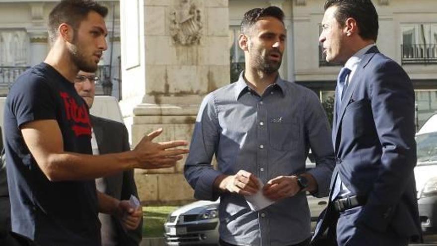 Víctor Ruiz, Jonas y Amadeo Salvo, minutos antes de participar en la cuestación de la Cruz Roja.