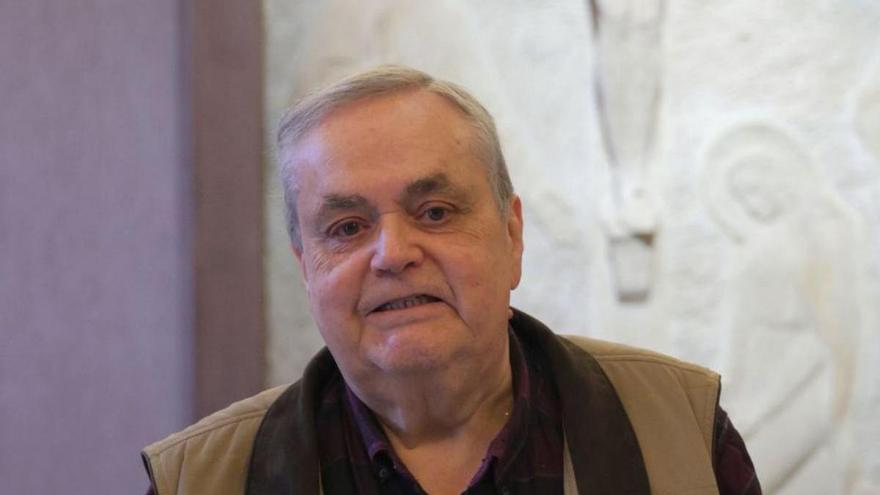 José María Sauras, ayer, posando delante de una imagen de Cristo en los pasillos del Seminario Metropolitano. | Irma Collín