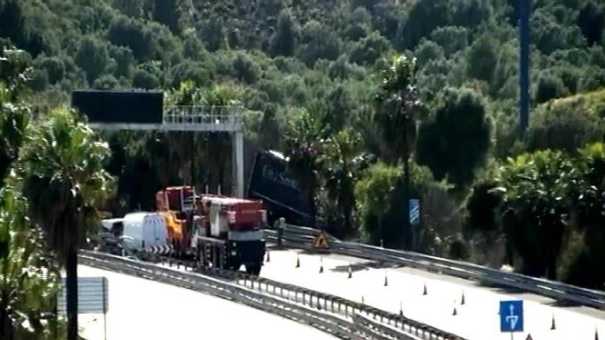 Efectivos de Conservación de Carreteras trabajan sobre la calzada.