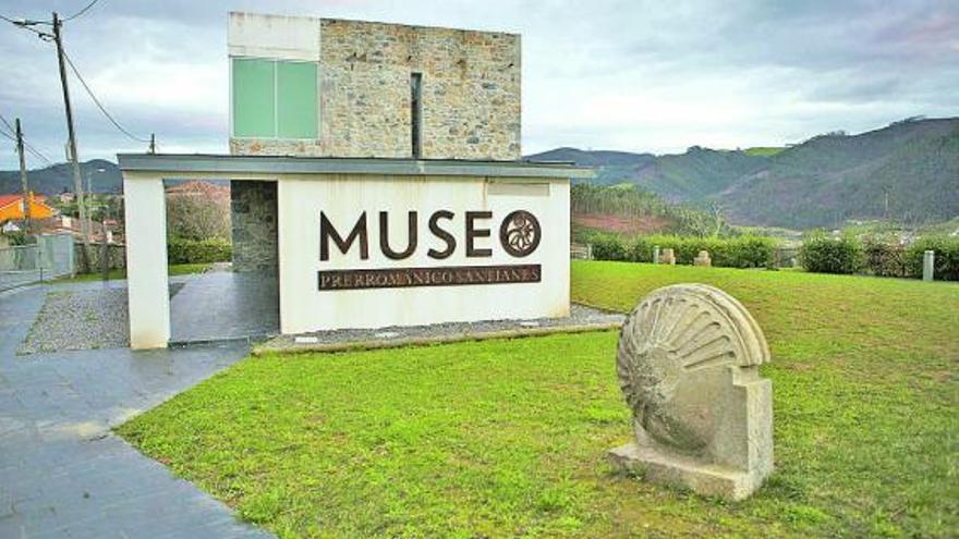 El museo praviano, ayer, cerrado, en Santianes.