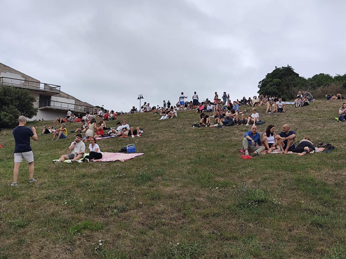 Gijón vive el eclipse entre reencuentros y la ilusión de “sentir” el fenómeno