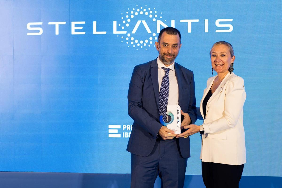 Marco Cane, managing director Iberia del Grupo Stellantis, junto a Mónica Rius, directora de comunicación, imagen y marcas de Michelin España y Portugal